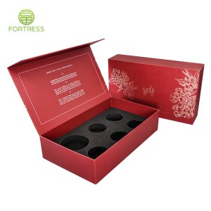 Изготовленная на заказ подарочная коробка для набора красного крема для лица с дизайнерской упаковкой на магнитах и горячим серебряным дизайном - Бумажная складная коробка для упаковки - 2