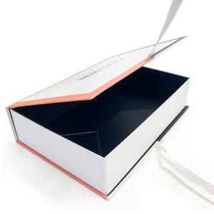 Складная картонная коробка с художественной ламинацией из мелованной бумаги с ленточной застежкой